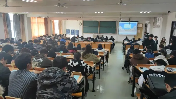 金陵科技学院软件工程学院邀源本科技开展职业生涯规划系列讲座