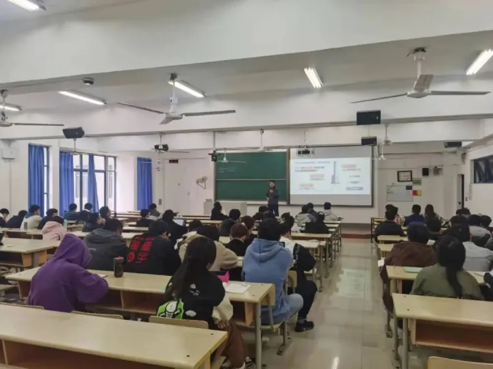 南京邮电大学通信与信息工程学院邀源本科技开展职业生涯规划系列讲座