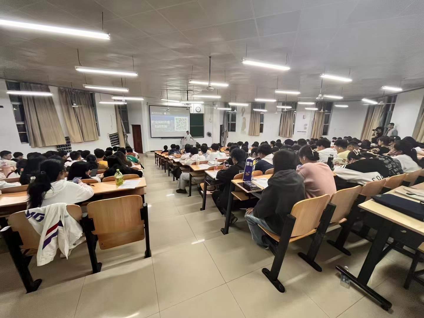 源本科技集团在金陵科技学院网通院举办专题讲座