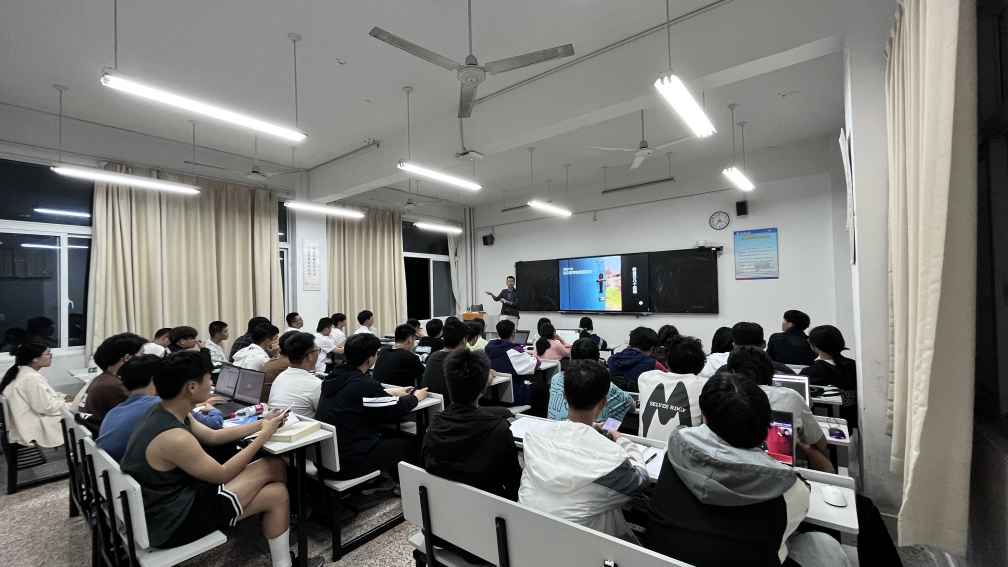 源本科技集团在常熟理工学院举办两场职业规划讲座